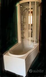 Vasca con box doccia.