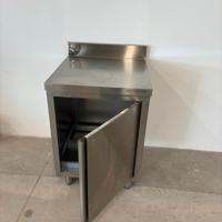 Tavolo armadiato inox ad 1 anta. Cm. 60x60x85H