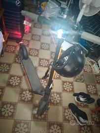 Monoattno con casco