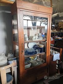 Vetrina Liberty in legno molto capiente  Misure: 9