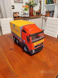 Camion giocattolo con telone