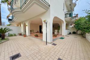 VILLA A SCHIERA A ORTA DI ATELLA