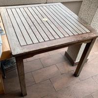 Tavolo e 4 sedie da giardino in legno