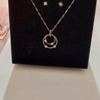 Collana con brillanti e punti luce