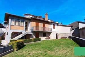 Villa con giardino