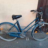 Bicicletta da donna vintage con cestino