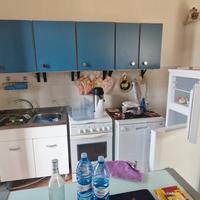 cucina+elettrodomestici +tavolo e sedie