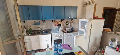 cucina+elettrodomestici +tavolo e sedie