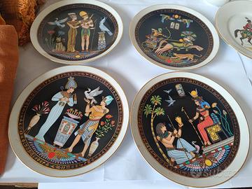 Piatti con decorazioni egizie
