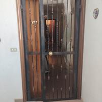 cancello per porta per protezione 