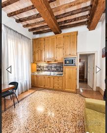 Centro bello, pronto e arredato