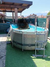 Piscina esterno con tutti accessori