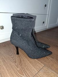 Scarpe con tacchi. Colore nero con brillantini 