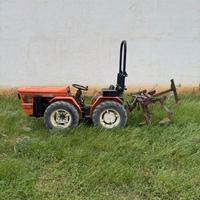Trattore agricolo Goldoni 238 Universal con aratro