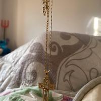 Collana con crocifisso .