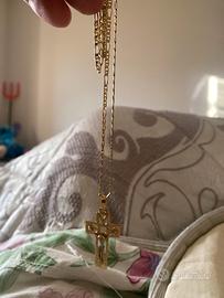 Collana con crocifisso .