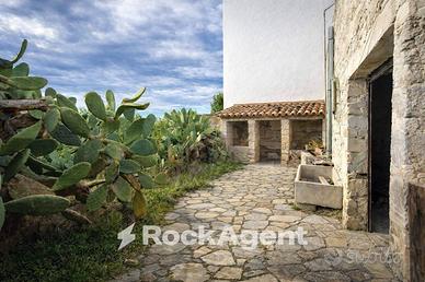 FABBRICATO IN LINEA DA RISTRUTTURARE