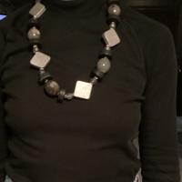 Collana lunga grigia nera con inserti argento