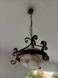 Lampadario in ferro battuto con vetro