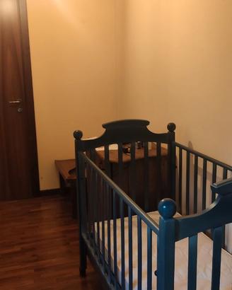 Struttura robusta in legno con sponde alte, adatto