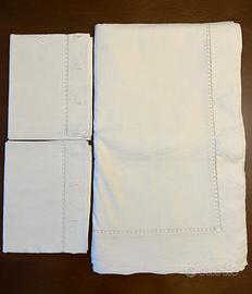 Lenzuolo sopra in lino vintage con federe