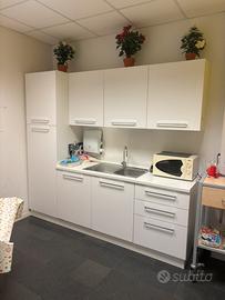 Cucina bianca con elettrodomestici