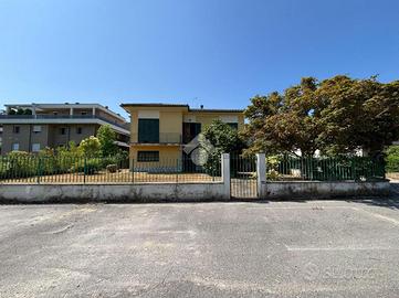 VILLA SINGOLA A LUCCA