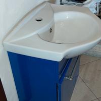 Mobile bagno blu sospeso con lavandino in ceramica