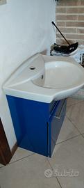 Mobile bagno blu sospeso con lavandino in ceramica