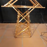 Lampada a forma di traliccio elettrico