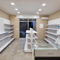 Scaffalatura negozio mai utilizzata