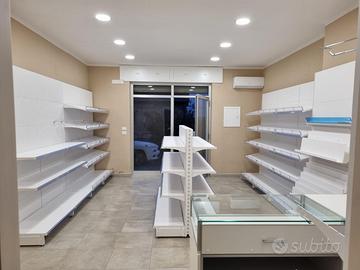 Scaffalatura negozio mai utilizzata