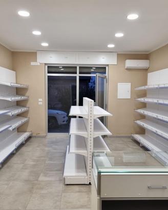 Scaffalatura negozio mai utilizzata