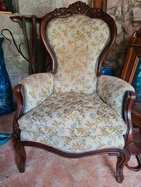 Coppia di poltrone in legno e tappezzeria