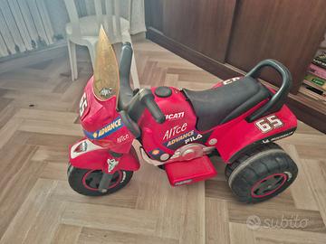 Moto giocattolo a tre ruote per bambini Peg Perego