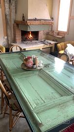 Tavolo design con porta antica