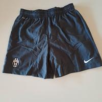 Pantaloncini ufficiali Juventus, con logo Nike.