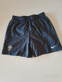 Pantaloncini ufficiali Juventus, con logo Nike.