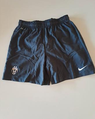 Pantaloncini ufficiali Juventus, con logo Nike.
