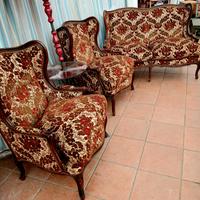 salotto tipo bergère ,divano in pelle chesterfield