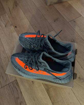 Adidas Yeezy,  modello 350 V2, 2 paia.