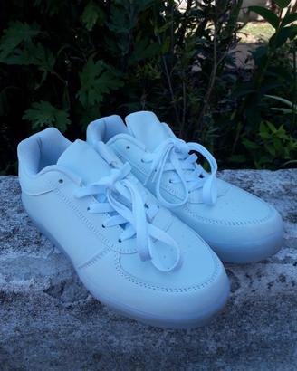 Scarpe da ginnastica numero 39.