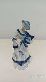 statuetta signora con arpa