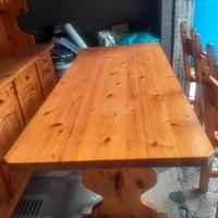 Credenza, tavolo, sedie.