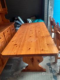 Credenza, tavolo, sedie.