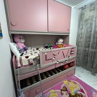 Letto a castello con 3 letti, due scrivanie e due