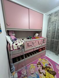 Letto a castello con 3 letti, due scrivanie e due