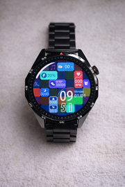 Smartwatch stile sportivo con cinturino in acciaio