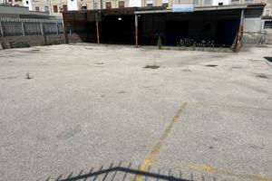 locale fronte strada con piazzale