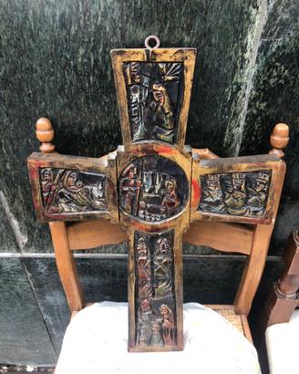 Crocifisso intarsiato in legno